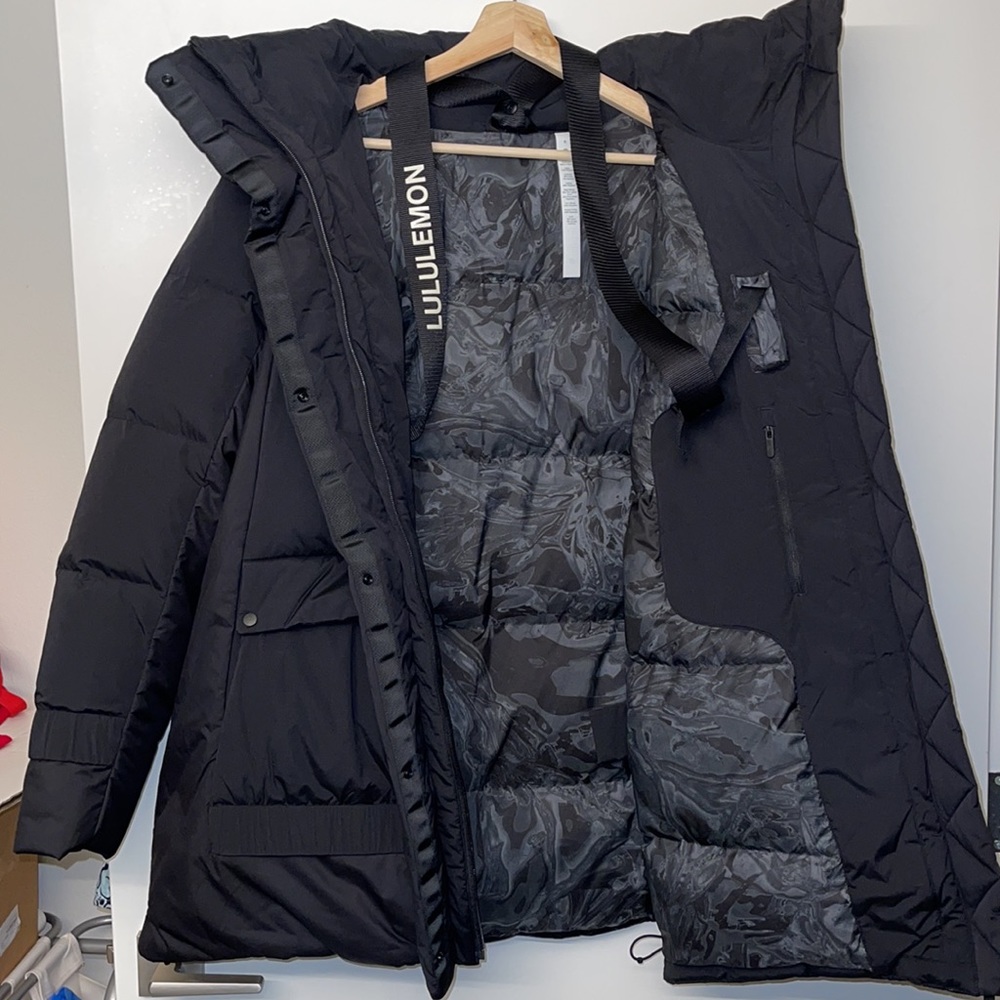 Lululemon Down Jacket in Black size 8 fits like a size 10 or 12!